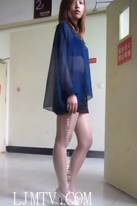 大忽悠2014.5.10【成功案例第192弹】逛商场的长腿肉丝透视装骚妇让身边的女伴伺候脱裤袜直接伸进裙底扒掉裤袜脱了给大忽悠2014.5.10-192