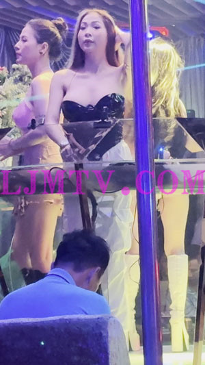夜店舞台性感漆皮裹胸女dj和银色吊穗比基尼跳舞ds-4K视频