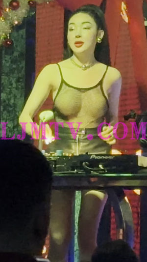 远距离拍摄朝天马尾辫的整容脸透视吊带衫黑色皮裙的风骚女dj-4K视频