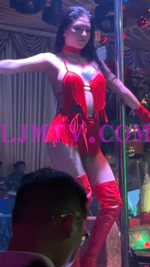 红色吊穗比基尼的胸部纹身过膝红色乳胶高跟靴钢管舞女-4K视频