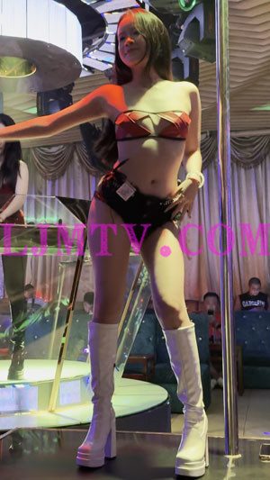 大红叉叉裹胸黑色牛仔热裤的白皮靴钢管舞女郎-4K视频