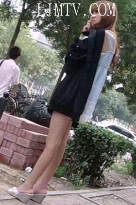 街拍客视频珍藏版超短裙专辑-C15细嫩柔美的长腿萝莉再穿个超短裙！不招色狼才怪！