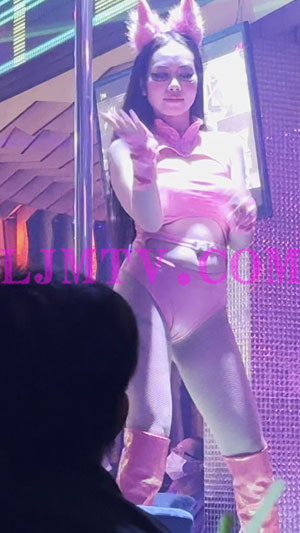 猫耳朵粉红连体泳装演出服的粉色皮靴辣妹-4K视频