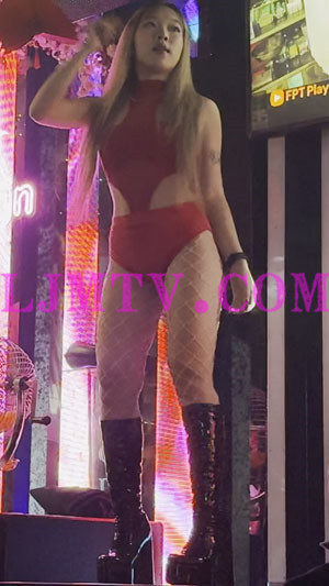 黄发的红色情趣跳舞服的白色大网袜妹子-4K视频