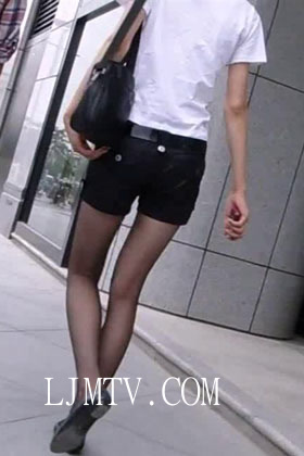 街拍客视频珍藏版丝袜美女专辑-S24她男友在拍她，我也跟着拍，而且还来回变焦，这个妹妹看着我什么都没说