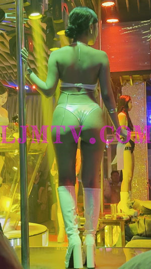 后背身材超好的漆皮丁字裤桃子美臀白皮靴束发少妇-4K视频