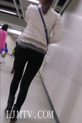 街拍客精选紧身裤热裤全集视频701-800-黑色紧身裤少妇的臀缝真宽