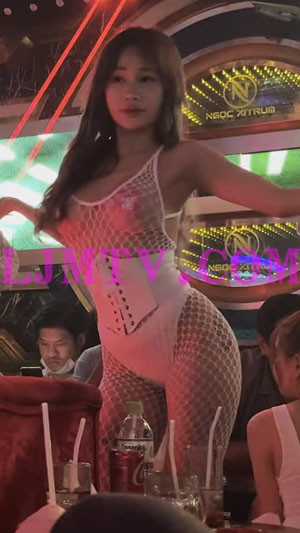 贴着粉红胸贴的白色渔网袜连体衣白色束腰跳舞的舞女-4K视频