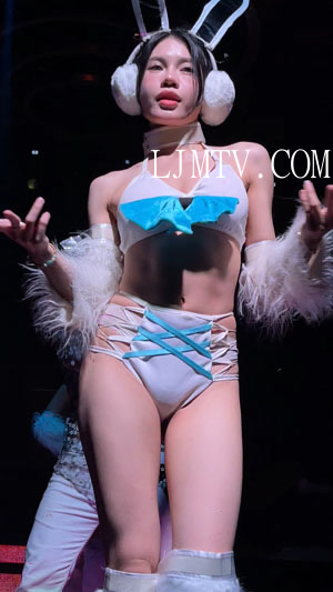兔女郎款式的白色绑带内衣绑带三角裤的小妹热舞