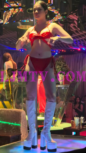 红色缎面绑带奶罩红色三角裤高跟白色长筒靴的束发少妇-2K视频