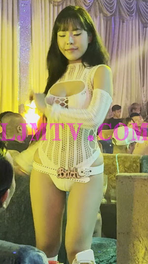 甜美小妹白色镂空针织连体衣到卡座跳舞赚小费-4K视频