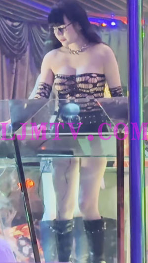 舞台上的女DJ一个比一个穿着暴露大网眼破洞情趣装-2K视频
