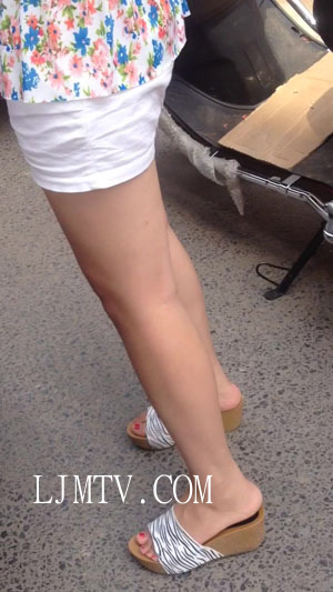 街拍大师超级白嫩玉足高清拍摄高跟丝袜-010(2)