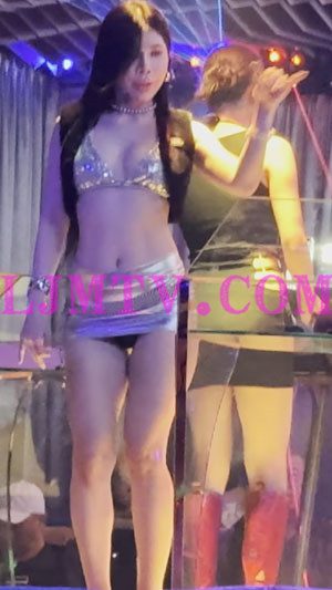 小三气质十足银色反光奶罩银色超短裙露出黑内裤的美腿女人-4K视频