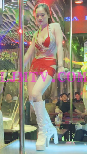 少妇气质的红色奶罩超短齐逼裙的白靴子女人-4K视频