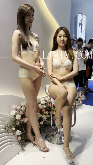 2023深圳SIUF内衣展手拿展示牌的两位蕾丝文胸半透视三角裤高跟鞋模特-6