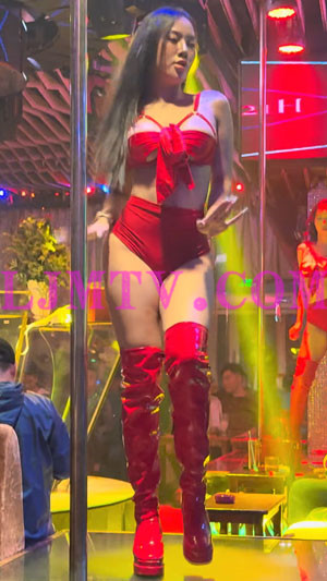 长发妹子红色缎面绑带奶罩红色高腰裤过膝红色乳胶靴大秀身材-4K视频