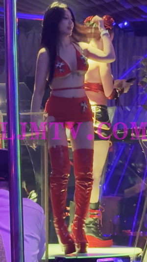 中国风十足的女dj和超长红色过膝皮靴的比基尼长发艳舞女郎-4K视频