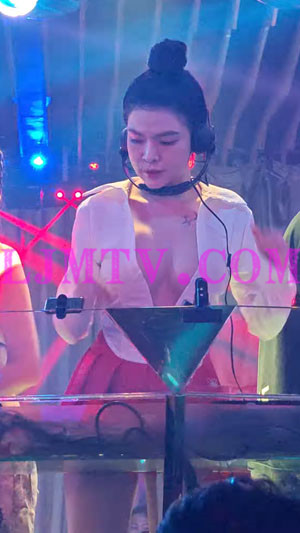 丸子头露沟的白嫩小妹白色皮衣红色漆皮超短裙女dj-4K视频