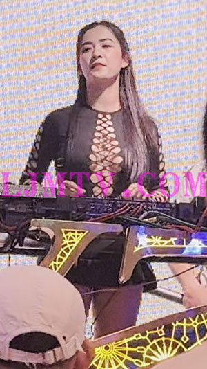 远远距离拍摄修长黑发的黑色镂空连体衣超短裙气质女dj-4K视频
