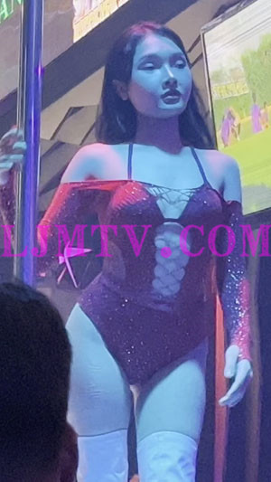 年轻小妹红色绑带镂空情趣内衣白色过膝皮靴抓着钢管-4K视频