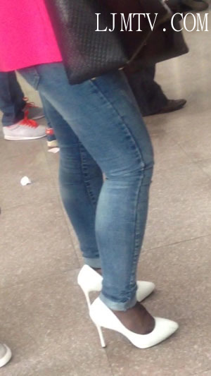 街拍大师超级白嫩玉足高清拍摄高跟丝袜-37(1)