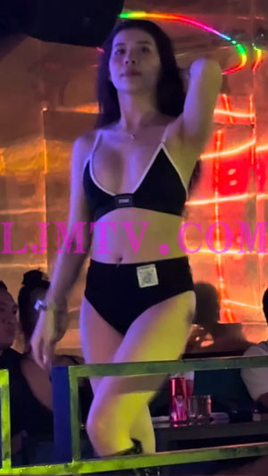 青春靓丽瑜伽运动风格文胸的黑色高腰裤美丽女人-4K视频