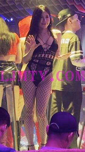 身材娇小气质小美女黑色蕾丝镂空连体泳装渔网袜大秀-4K视频