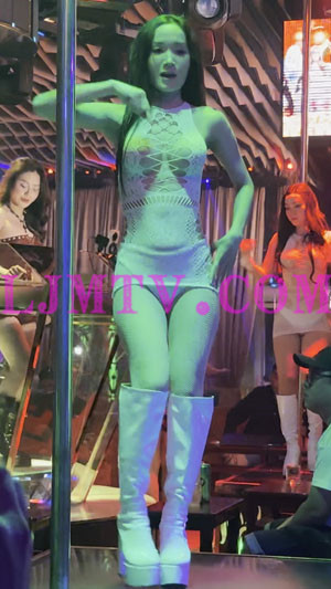 风情白色镂空网孔超短包臀裙露内裤的白皮靴美腿女人-4K视频