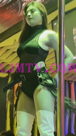异域色彩的混血舞女黑色透视高叉泳装黑色皮热裤过膝长靴大秀-4K视频