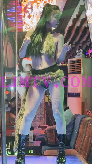 长马尾辫的皮草裹胸黑色高腰裤好身材妹妹-4K视频