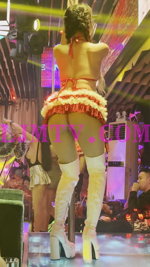 虽然穿着超短裙但是屁股一点没遮住的过膝白皮靴舞女-4K视频