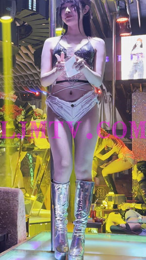 年轻刘海妹子亮片比基尼挂脖牛仔热裤连体网袜银靴-4K视频