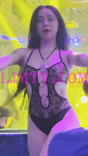 穿着情趣内衣在观众席大跳艳舞的舞女-4K视频