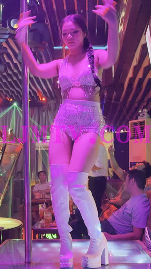 麻花辫个子挺高的闪光流苏吊带露内超短裙过膝白靴大妞-4K视频