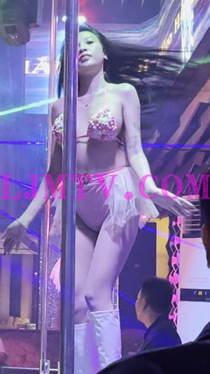 漂染头发的女dancer糖果胸罩粉丝高腰裤超短裙热舞-4K视频