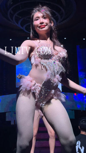 红色丰唇女郎粉色珠宝镶嵌连体花朵演出服的肉色网袜搭配