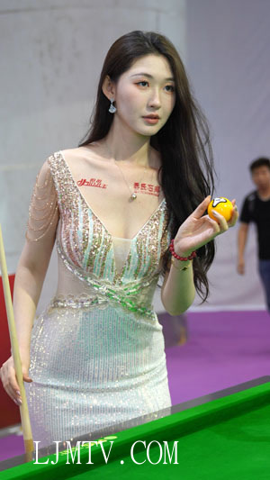 2025广州台球展美女模特金色闪钻吊穗连体晚礼服