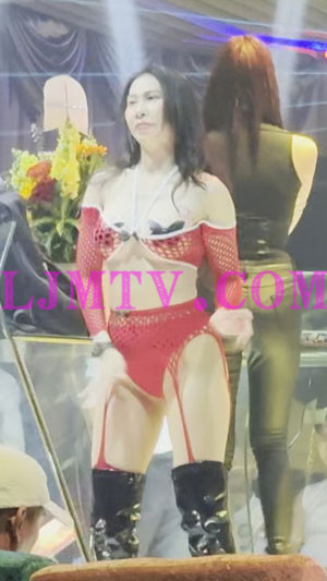 红色网眼裹胸网眼吊带露出红内裤黑色乳贴的过膝黑色长靴少妇-4K视频