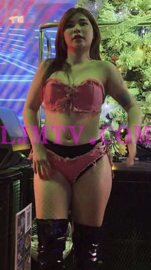 小酒吧熟女丰满身材的裹胸黑皮靴舞娘-4K视频