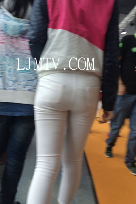 小龙大师精品街拍系列合集-紧身白裤圆臀少妇