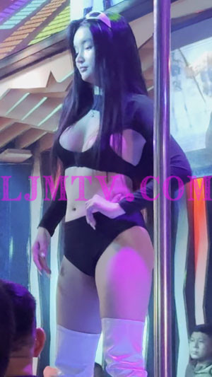黑色运动风格暴露领舞服的黑色高腰过膝白靴热舞年轻妹子-4K视频