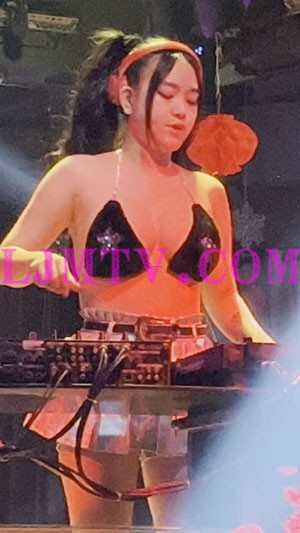 黑色吊带奶罩的银色超短裙女dj-4K视频