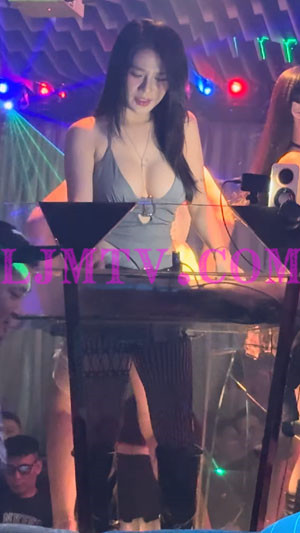 风情少妇灰色露沟连体超短裙黑色蕾丝丝袜黑皮靴的女dj-4K视频