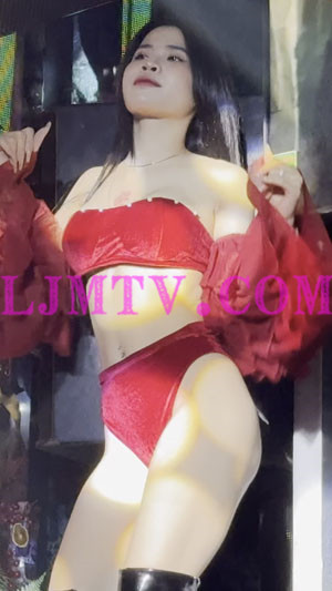 灯芯绒面料的红色裹胸红色三角裤长发女孩真放得开-4K视频