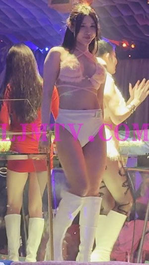 气质有韵味的美女毛绒绑带胸罩白色高腰裤搭配白皮靴-4K视频