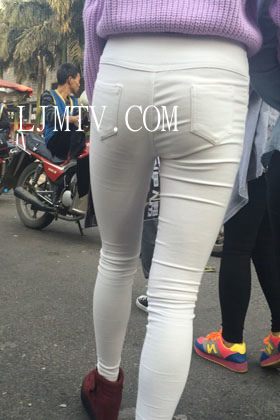 小龙大师精品街拍系列合集-包臀紧身白布裤少妇