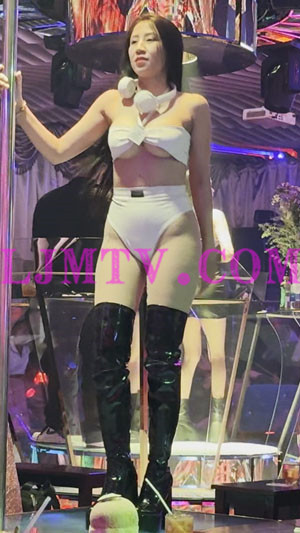 白色吊带裹胸的高腰内裤过膝黑色乳胶皮靴少妇-4K视频
