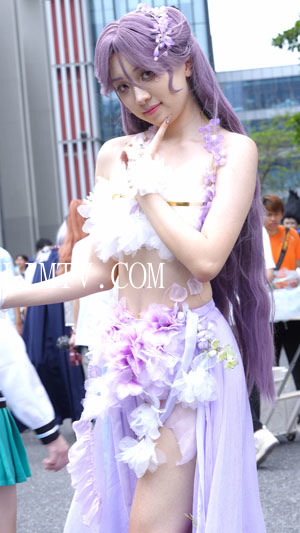2025广州萤火虫漫展粉色花朵裹胸长裙这是cosplay花仙子吗