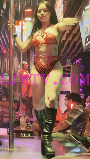 屁股很大的丰满熟女红色网格内衣套装黑皮靴扭动-4K视频